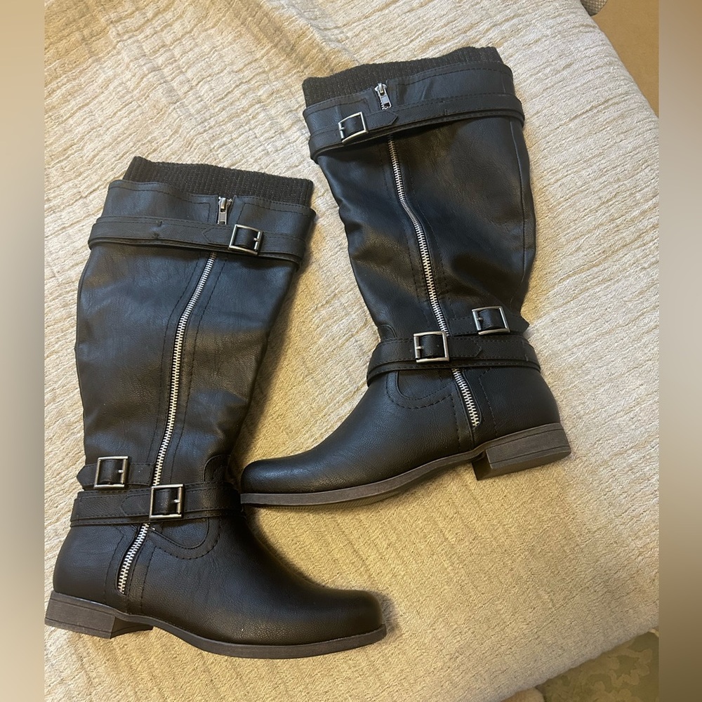 Brand new black boots